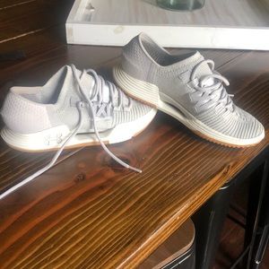 Under armor grey tennis shoes
